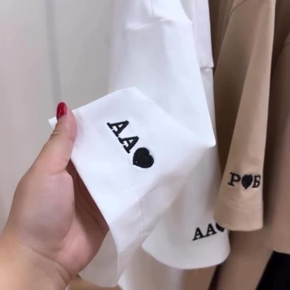 Première lettre de ton nom avec la première lettre de ton amour brodée sur les manches